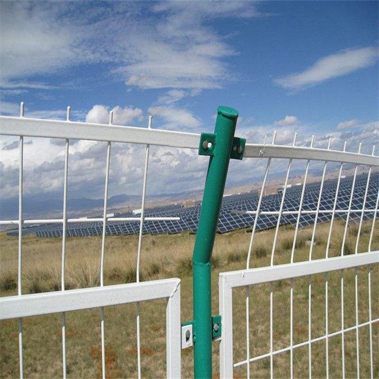 江蘇光伏電站圍欄網,太陽能發電區圍欄網表面處理方式